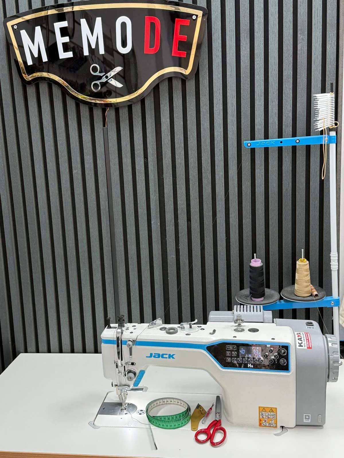 Professionele naaimachine onder het Memode bord in het atelier in Rijswijk